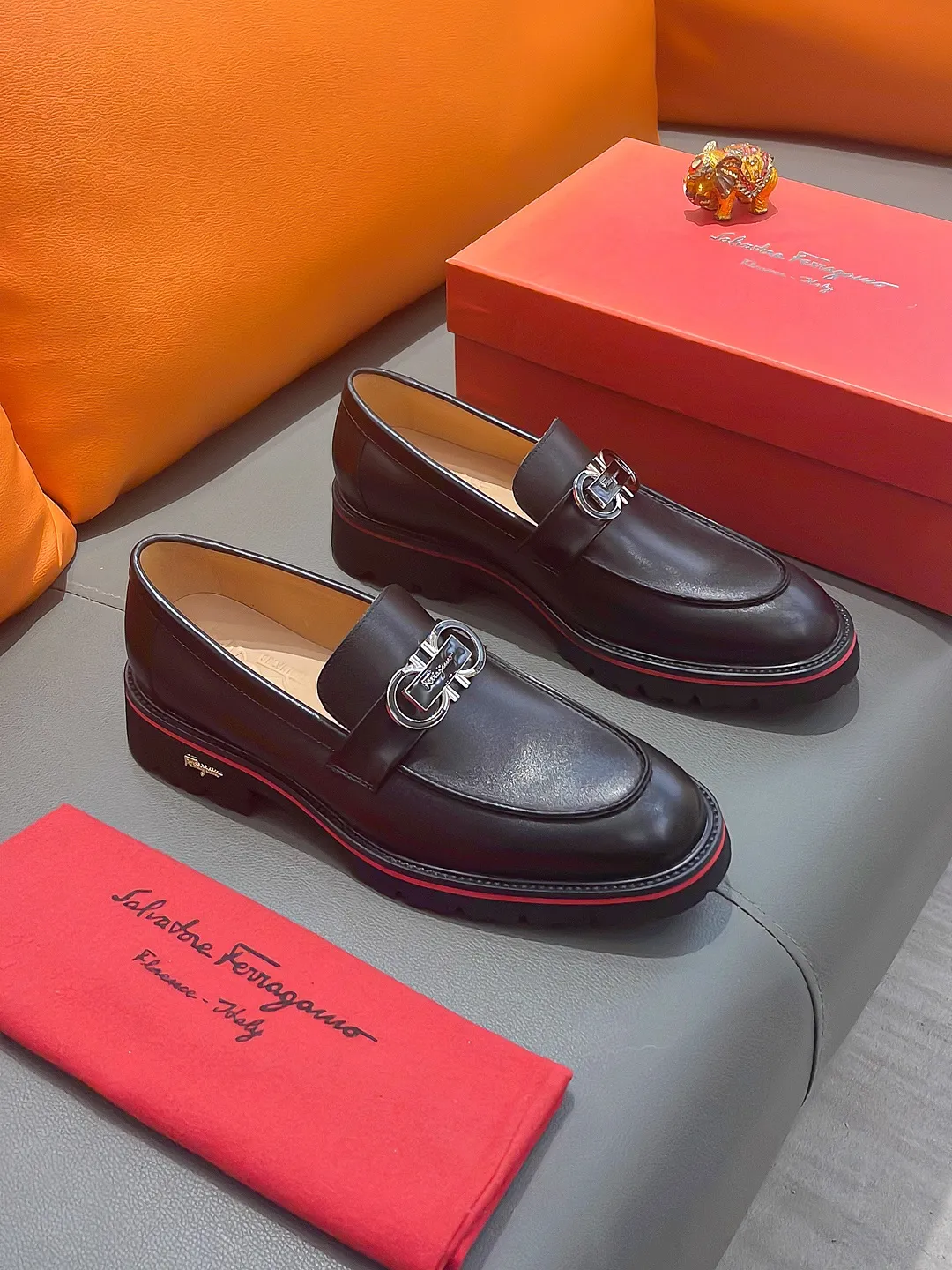 Men's shoes FERRAGAMO "Ferragamo" P540 Regular size: 39-44 (38, 45, 46, 47 customized) (suit shoes) Product materials: Selected first-layer cowhide upper, imported sheepskin lining; original outsole.
